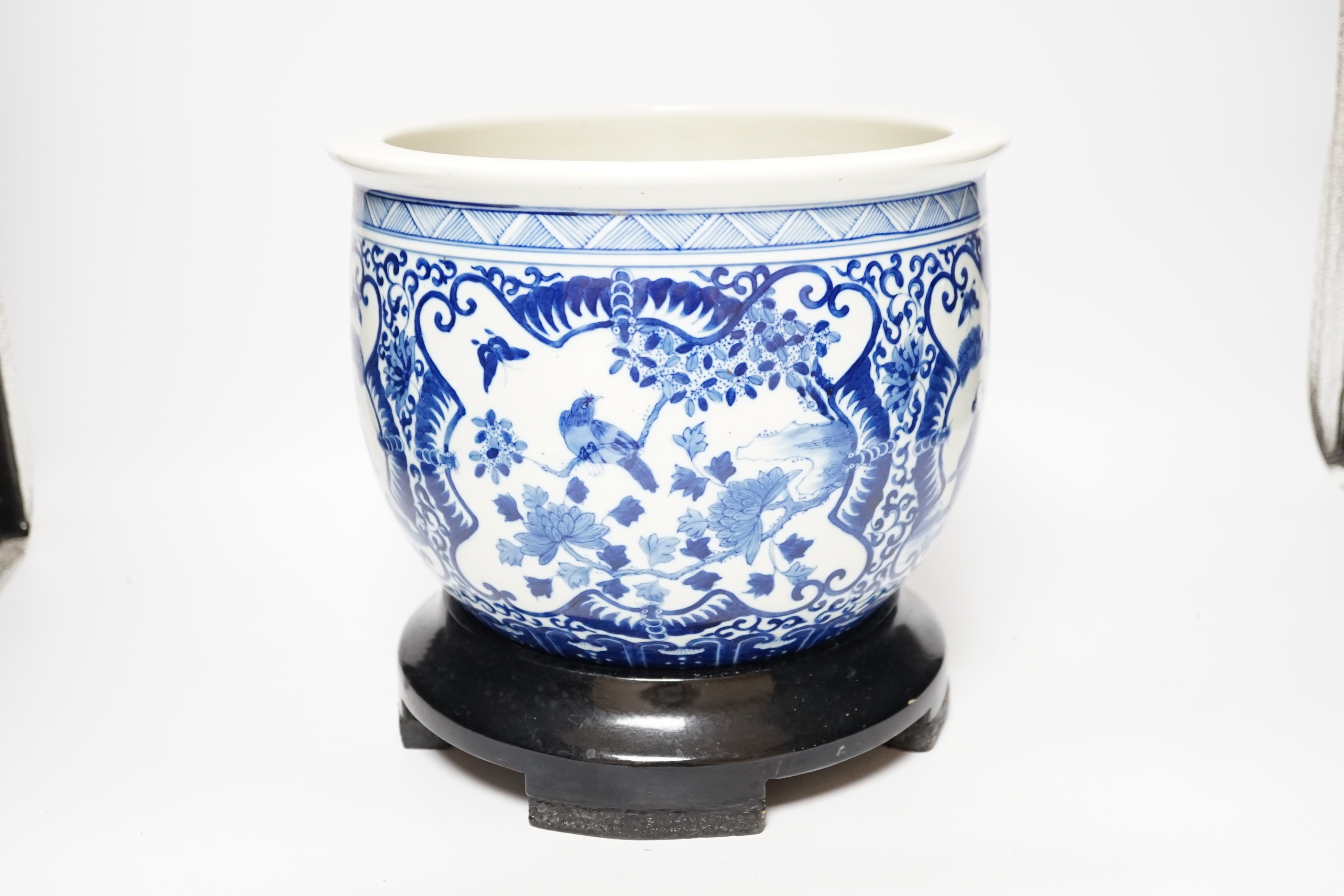A Chinese blue and white jardiniere on stand, 24cm total height